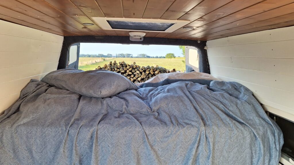 00 Bed en uitzicht vanuit camperbus