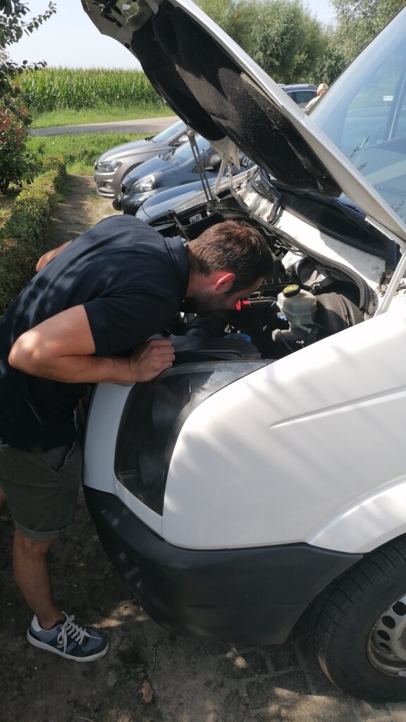 1 Motor inspecteren kluscamper 1 Motor inspecteren kluscamper
