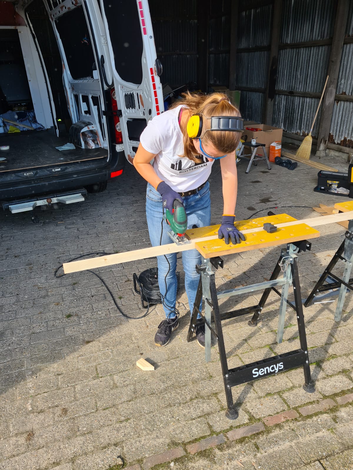 9 Afzagen van houten frame decoupeerzaag